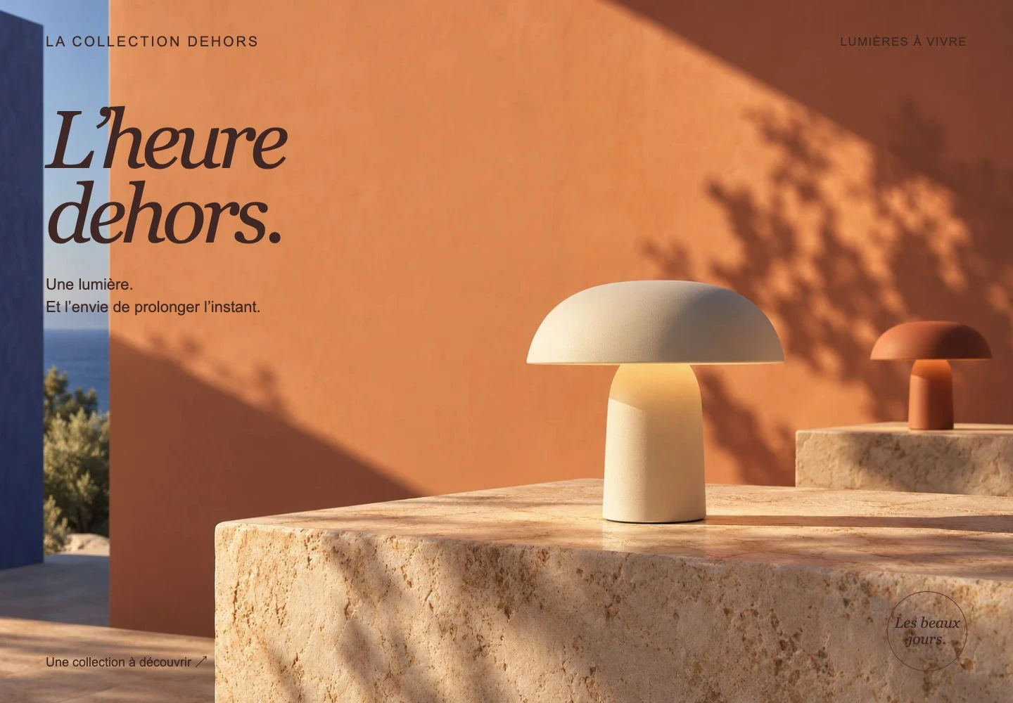 Campagne L’heure dehors : lampes ivoire et terracotta sur une terrasse en pierre.